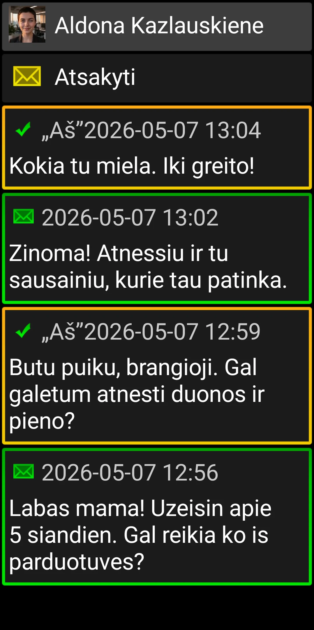 „BIG SMS“ pokalbis su didelėmis, kontrastingomis žinučių kortelėmis