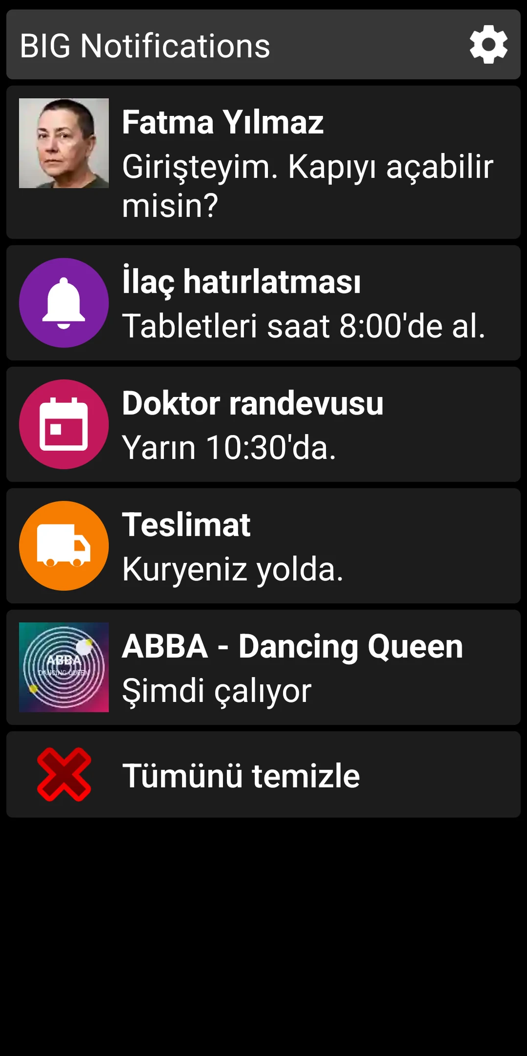 Büyütülmüş Android bildirimlerini gösteren BIG Notifications listesi
